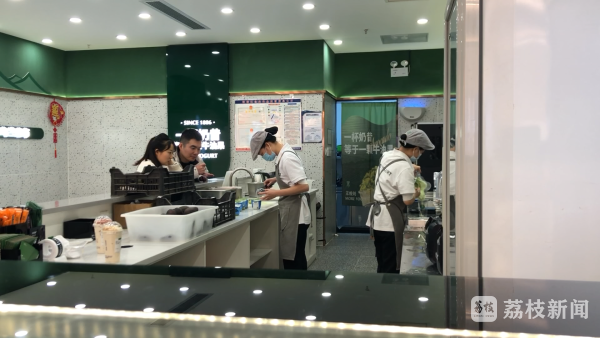 现制茶饮开“卷”配料表 部分品牌配料“长达”几页标签(图2)